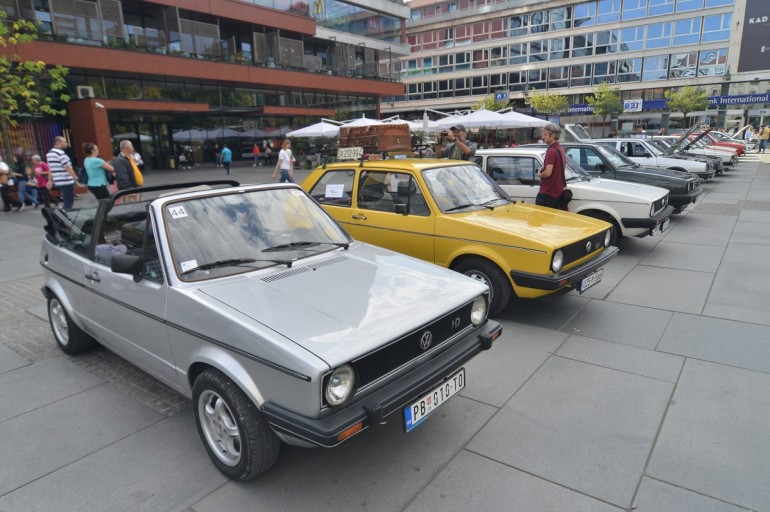Vlasnici popularnog automobila se okupili na jednom mjestu – U Sarajevo stigli golfovi od popularnog keca do najnovijeg električnog modela