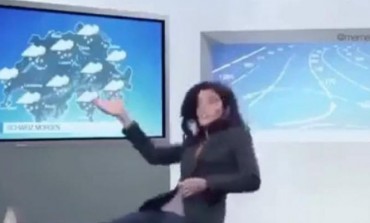 VODITELJKA SE RAZBILA! Ovo je najsmješniji pad koji je kamera ikad zabilježila (VIDEO)