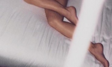 SRAM TE BILO! Kim Kardashian skoro gola u krevetu, a u komentarima bukti rat (FOTO)