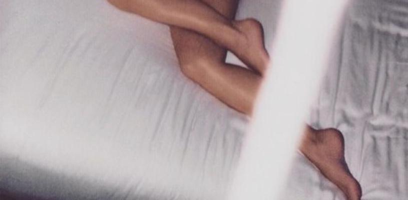 SRAM TE BILO! Kim Kardashian skoro gola u krevetu, a u komentarima bukti rat (FOTO)