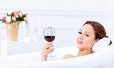 TO NAM SE BAŠ SVIĐA! Naučno dokazano da čaša vina našem tijelu RADI ISTO što i 1 sat U TERETANI!