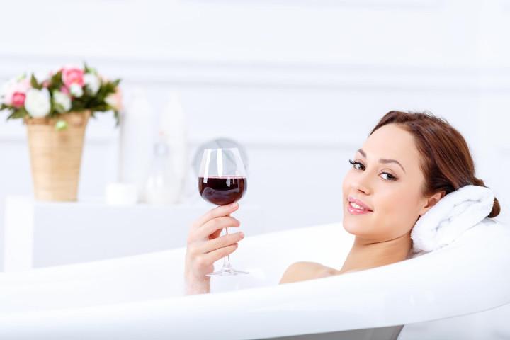 TO NAM SE BAŠ SVIĐA! Naučno dokazano da čaša vina našem tijelu RADI ISTO što i 1 sat U TERETANI!