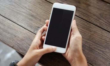 Držala 20 sati smartfon u ruci, jedva joj spasli život