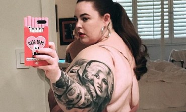 Jedna od najvećih plus size manekenki opalila selfie u donjem rublju: "Nije dugo ostalo na meni"