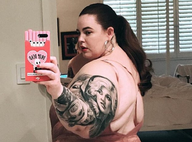 Jedna od najvećih plus size manekenki opalila selfie u donjem rublju: “Nije dugo ostalo na meni”