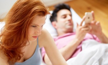 Mislila je da ima SAVRŠEN BRAK, a onda je u njegovom telefonu NAŠLA UŽASNE PORUKE - A to nije NAJGORE!