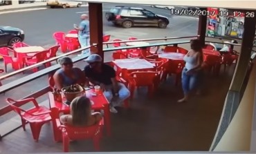 Ušla je u caffe u kojem joj je bio suprug sa ljubavnicom ... i onda je nastao lom (VIDEO)