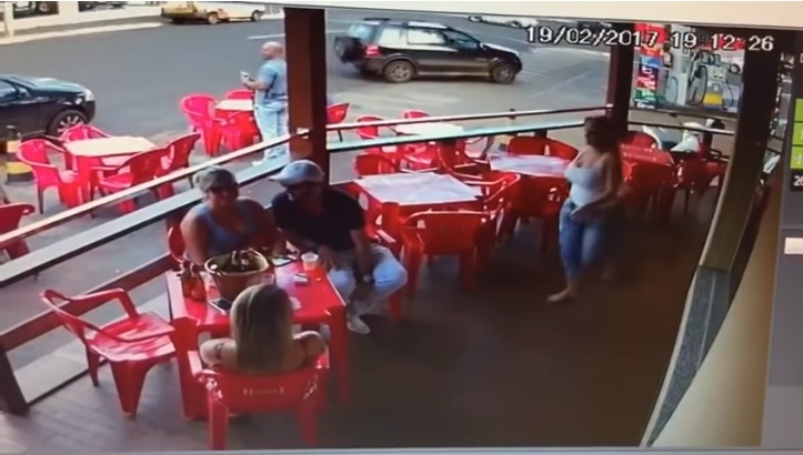 Ušla je u caffe u kojem joj je bio suprug sa ljubavnicom … i onda je nastao lom (VIDEO)