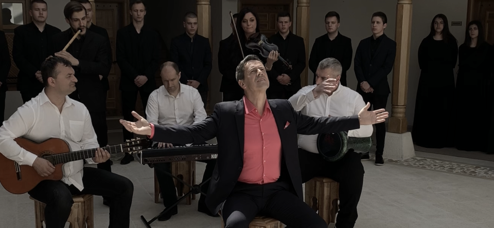 Objavljen dugoočekivani spot za 27. Noć – Pjesma za sva vremena Enesa Begovića i Omladinskog hora Zenica