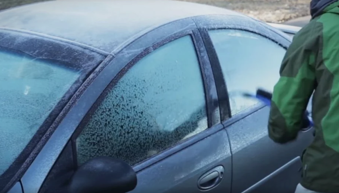 Dosta vam je struganja leda i mraza s vjetrobrana? Ovaj trik možda vam popravi jutra