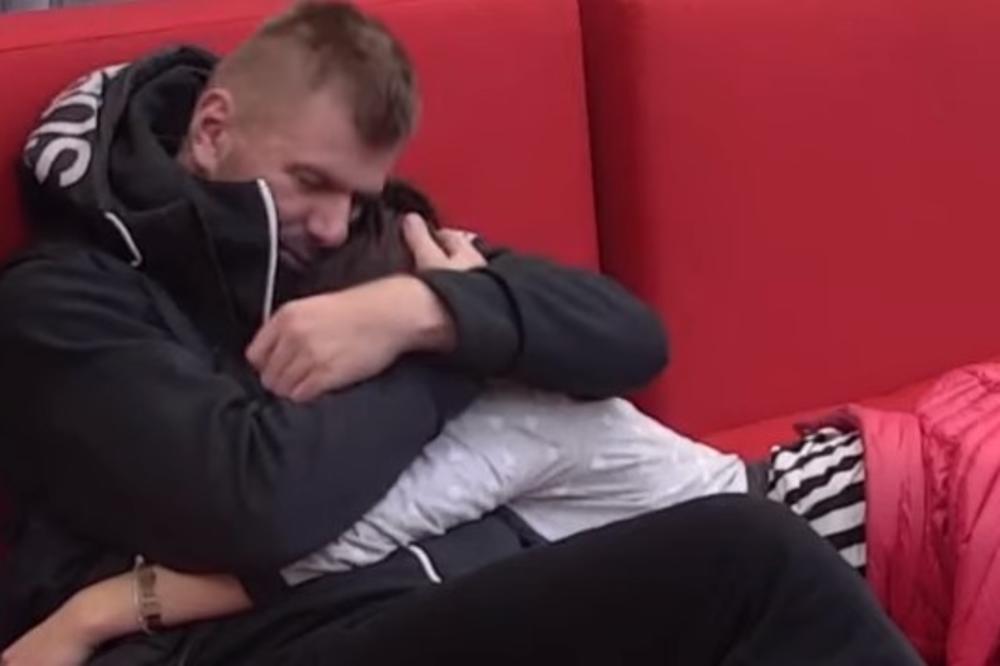 SKIDALI SU JE SA ŠIPKE, DEČKO JOJ NE ZNA KO JU JE SVE RAZVLAČIO! Maja iznela gnusne tvrdnje na Anin račun, Janjuš počeo da urla na nju! (VIDEO)