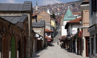 Rijetki prolaznici na ulicama glavnog grada, kafa iz termosice u parku...